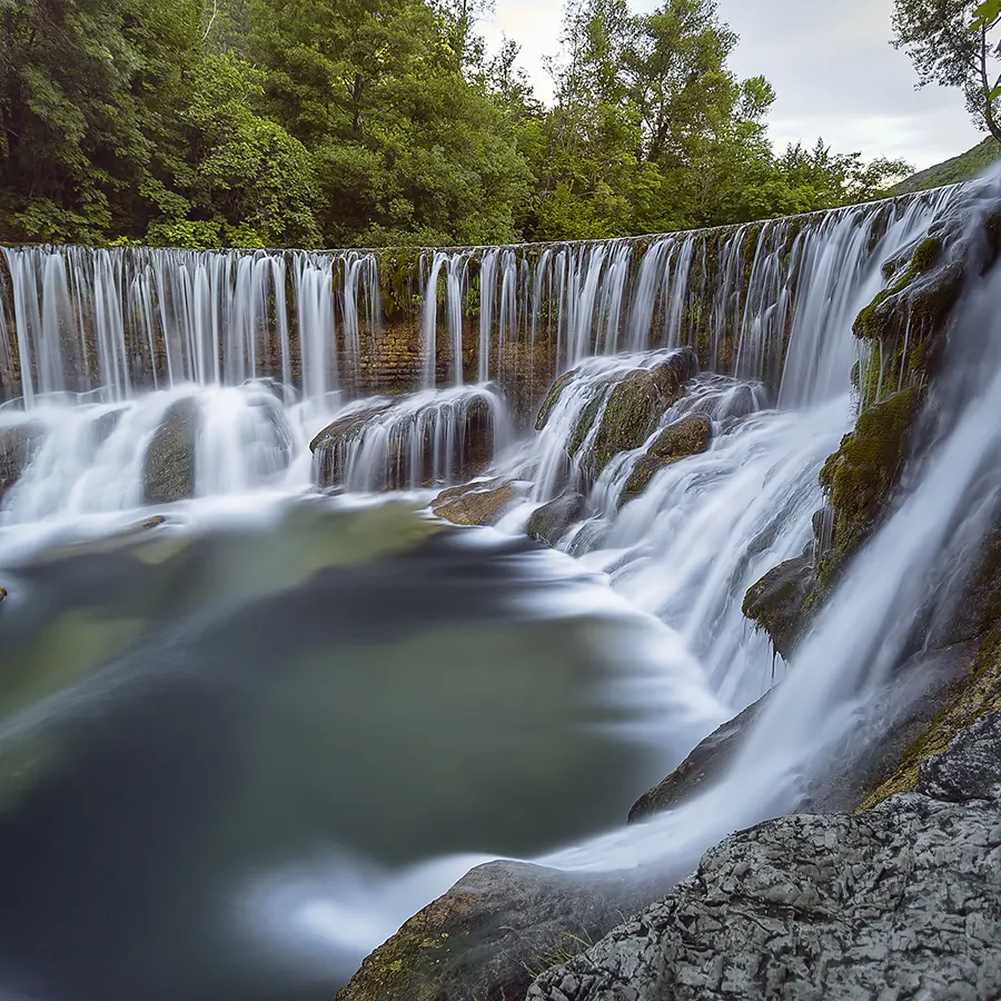 Der Vis-Wasserfall in Saint-Laurent le Minier, ein Ort zum Schwimmen und Forellenangeln