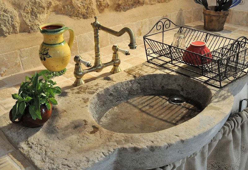 L’évier en pierre dans la cuisine de l’Oustal