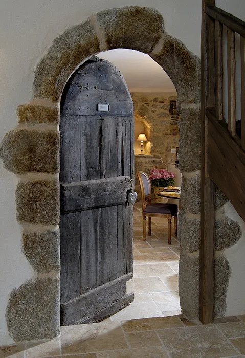 La porte ancienne vers la cuisine de l’Oustal